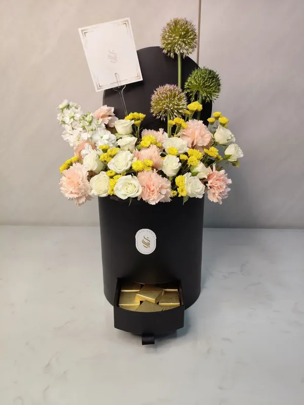 "Ultimate Luxury" Box – Fresh Flowers and Premium Chocolate